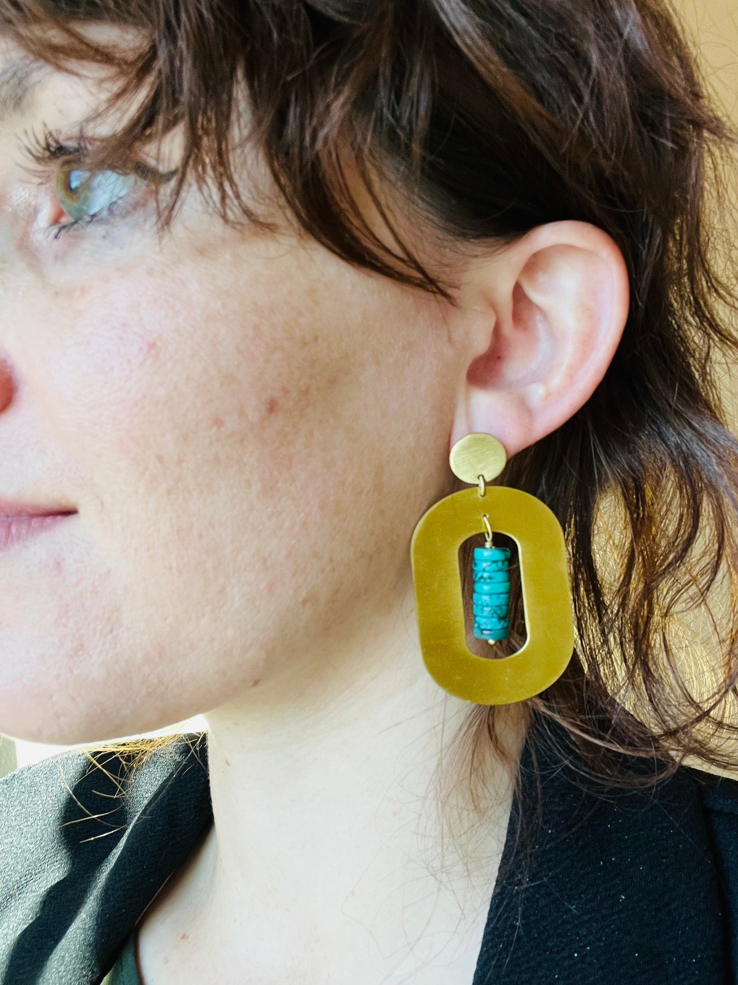 Ringing Turquoise Stone with Modern Gold Dangling Earrings