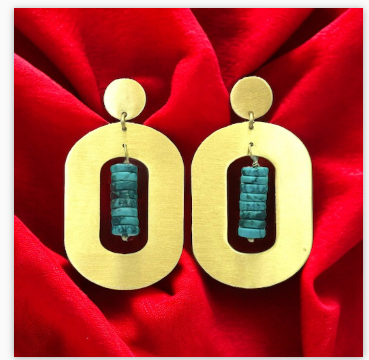 Ringing Turquoise Stone with Modern Gold Dangling Earrings